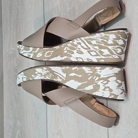 Clarks Collection Cushion Soft Women's Tan Wedge Leather Sandals Shoes Sz 8.5 - Picture 8 of 13